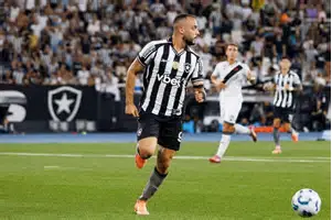 Arthur Cabral em partida recente sendo observado pelo Corinthians