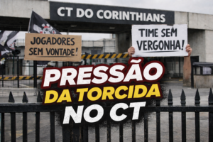 Torcida do Corinthians cobrando jogadores na saída do CT em clima de tensão