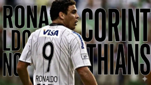 Ronaldo Fenômeno com a camisa 9 do Corinthians comemorando gol com os braços abertos diante da torcida.