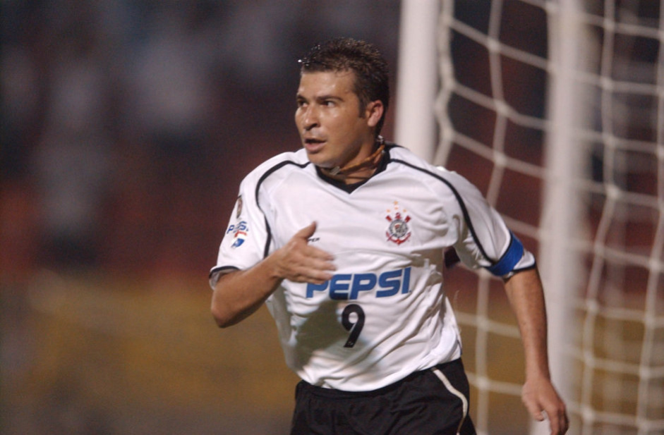 Luizão comemorando gol pelo Corinthians na Libertadores